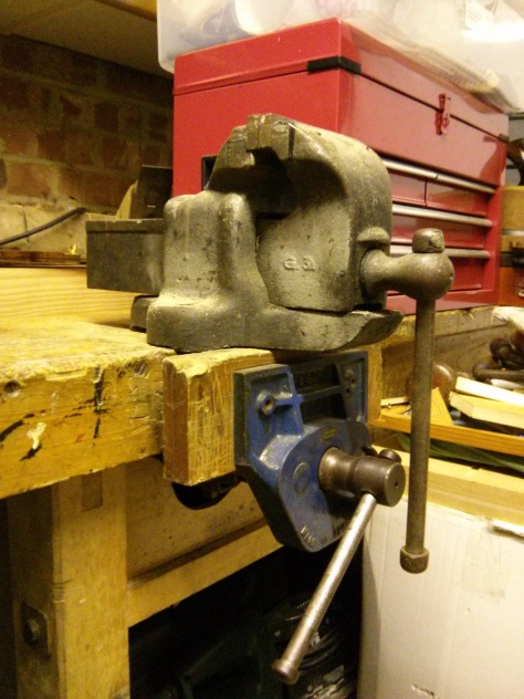 fitting woodwork vice bench | plant02eol